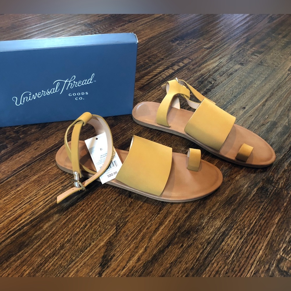 NWT Universal Thread Women's Golden Yellow Sandals Size 7.5